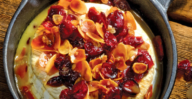 Caquelon à brie rouge avec garniture à fromage Canneberges et Amandes